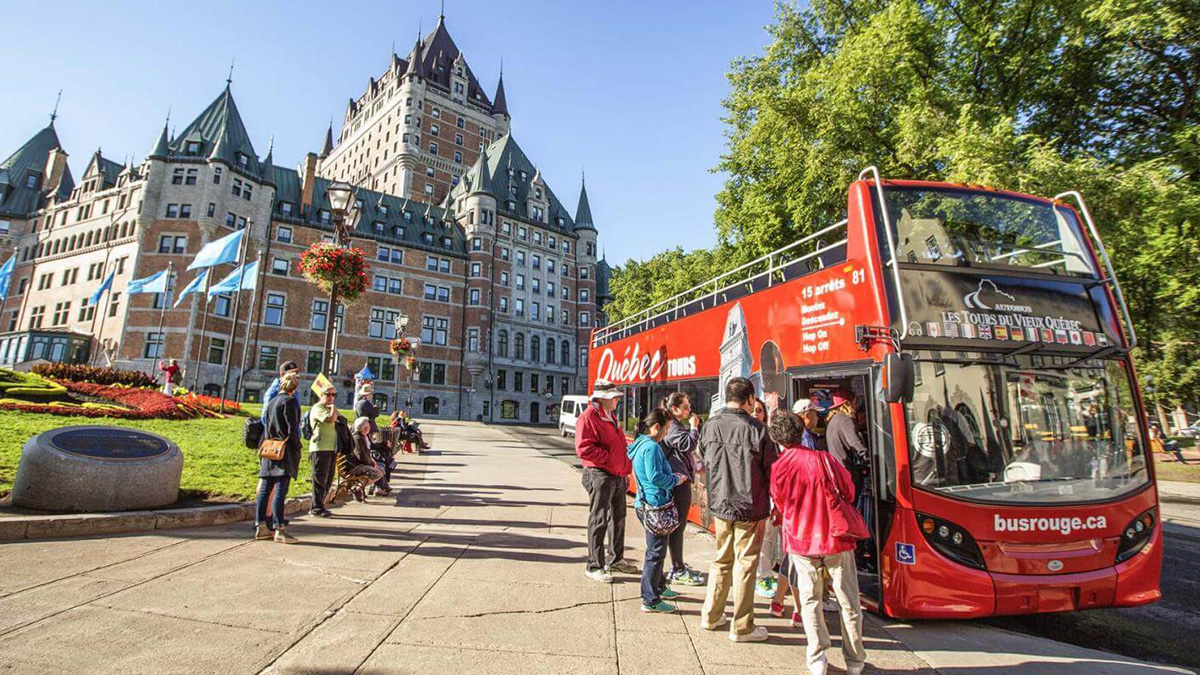 Le bus rouge (guided tour). Photo © Office du tourisme de Québec